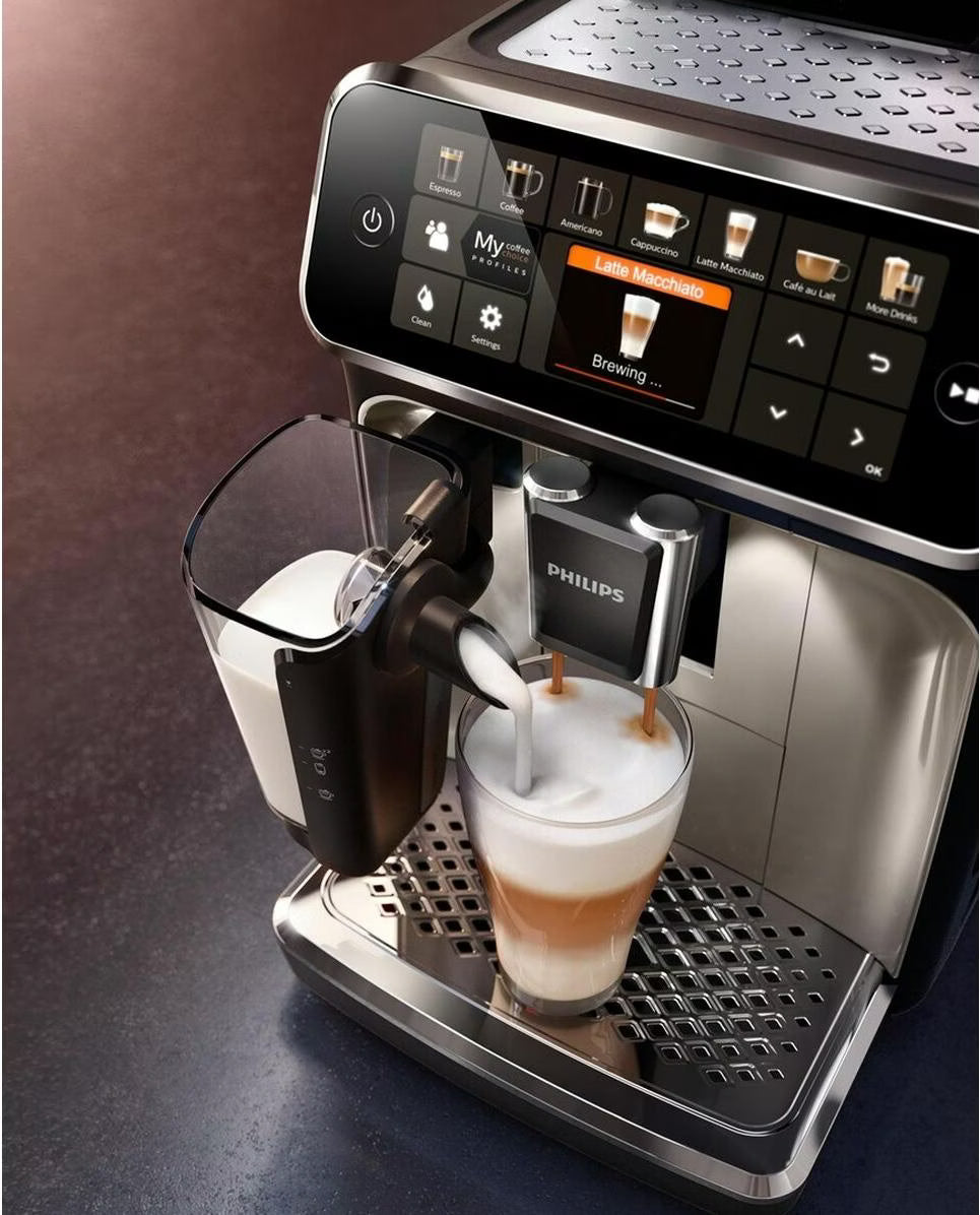 PHILIPS EP5447/90 Serie 5400 LatteGo 12 Kaffeespezialitäten Kaffeevollautomat Touchscreen, 4 Profile Schwarz/Chrom